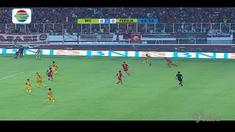 Berita video momen striker anyar Bhayangkara FC, Nikola Komazec, tersenyum setelah melakukan tembakan yang melambung ke atas gawang Persija Jakarta dalam laga pembuka Liga 1 2018, Jumat (23/3/2018).