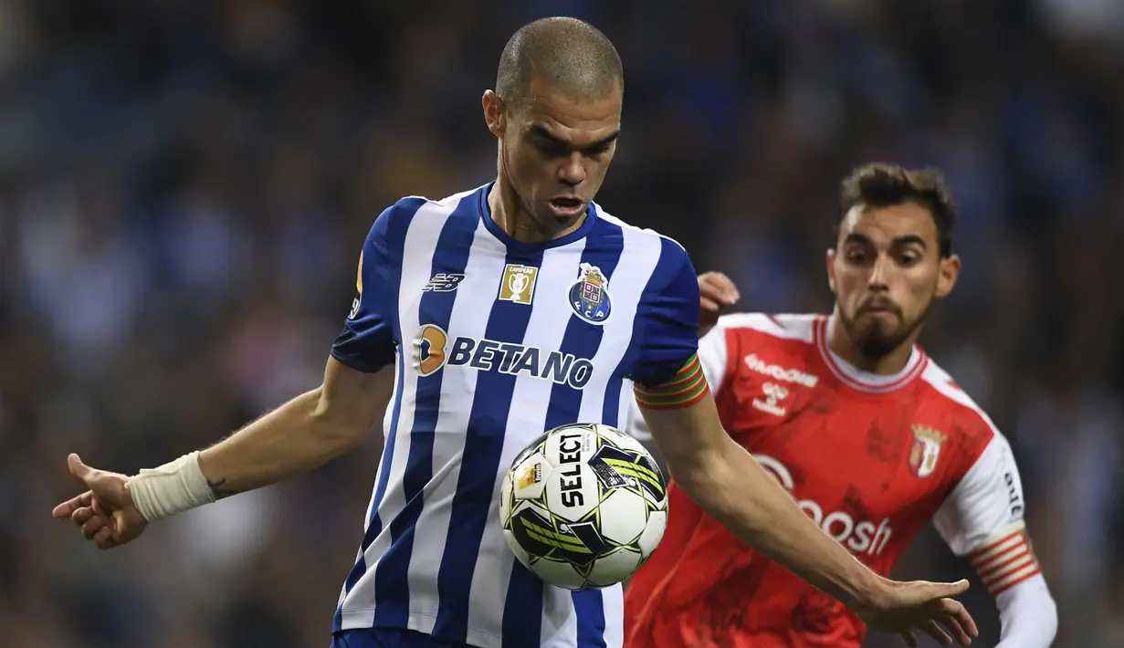Bek FC Porto, Pepe menguasai bola dibayangi gelandang Sporting Braga, Ricardo Horta dalam laga Liga Portugal 2022/2023 di Dragao Stadium, Porto (30/9/2022). Pepe menjadi pemain tertua kedua di fase grup Liga Champions 2022/2023 saat diturunkan FC Porto menghadapi Bayer Leverkusen (4/10/2022) ia telah berusia 39 tahun, 7 bulan dan 8 hari. (AFP/Miguel Riopa)