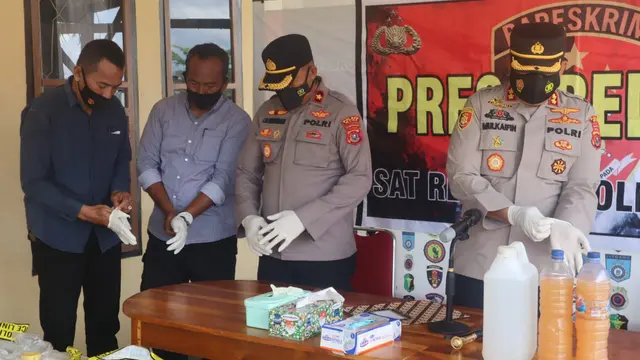 Puluhan warga di beberapa kecamatan di Kabupaten Muna menjadikan miras tradisional sebagai sumber penghasilan.(Liputan6.com/Ahmad Akbar Fua)