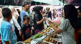 Orang-orang membeli makanan untuk berbuka puasa pada hari pertama bulan suci Ramadan 1447 Hijriah di sebuah pasar di provinsi Narathiwat, Thailand selatan, pada Kamis 19 Februari 2026. Jelang waktu berbuka puasa di hari pertama Ramadan 1447 Hijriah, suasana pasar-pasar lokal di provinsi Narathiwat, Thailand Selatan, terlihat semarak. (Madaree TOHLALA/AFP)