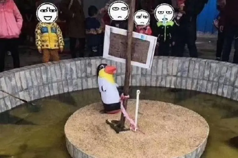 Balon penguin di kebun binatang kota Yulin yang jadi bulan-bulanan netizen di media sosial (Weibo)