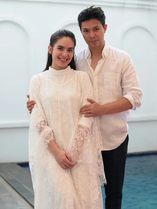 Steffi Zamora mengunggah foto berdua dengan sang kekasih Fero Walandouw. Steffi tampak cantik mengenakan kaftan berwarna putih, sedangkan Fero tampil lebih kasual dengan atasan kemeja putih polos dan celana panjang hitam. Foto: Instagram.