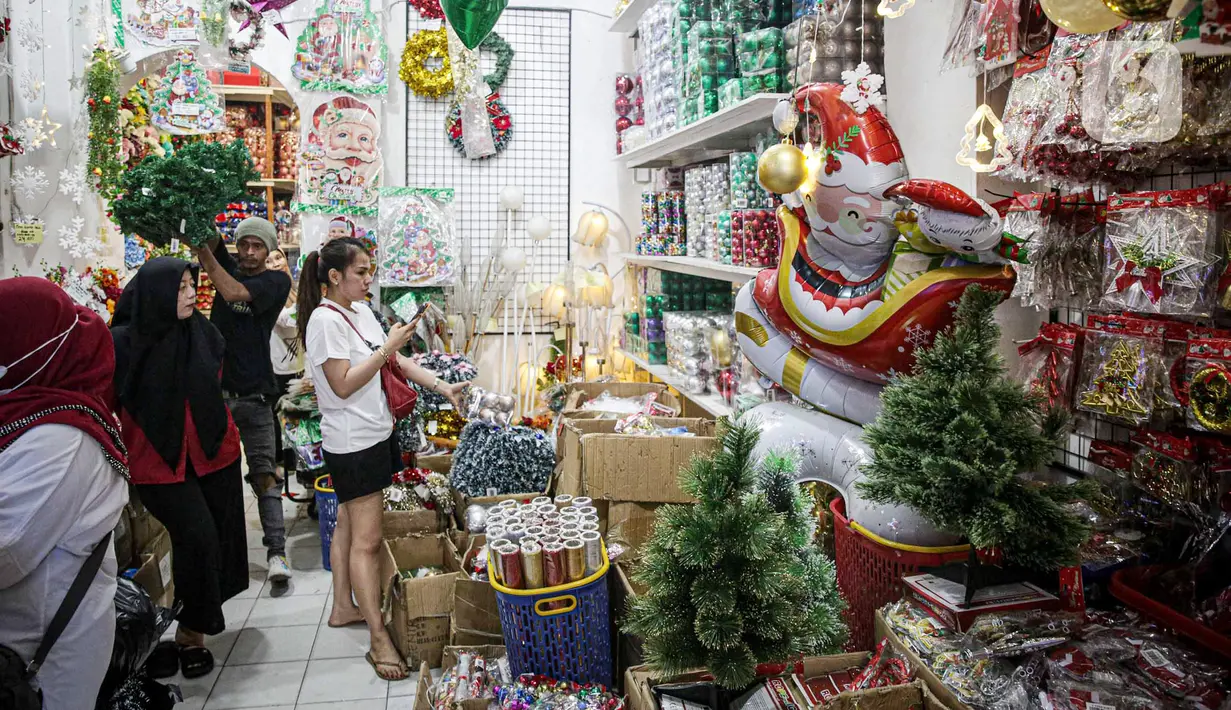 Pembeli memilih pernak-pernik Natal di Pasar Asemka, Jakarta, kamis (14/12/2023). Menjelang Natal, masyarakat mulai mencari pernak-pernik untuk meramaikannya. (Liputan6.com/Faizal Fanani)