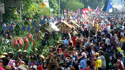 Suasana keramaian festival budaya Helaran 2018, Bogor, Jawa Barat, Minggu (12/8). Helaran merupakan acara puncak HUT ke-536 Bogor. (Merdeka.com/Arie Basuki)