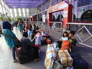 Sejumlah pemudik menunggu keberangkatan kereta di Stasiun Pasar Senen, Jakarta Pusat, Rabu (30/5). Sebagian warga lebih memilih mudik lebih awal untuk menghindari lonjakan penumpang. (Liputan6.com/Arya Manggala)