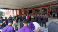 Puluhan mahasiswa Kutai Kartanegara saat menggelar aksi damai di depan kantor DPRD Kukar, pada Jumat (23/8/2024).