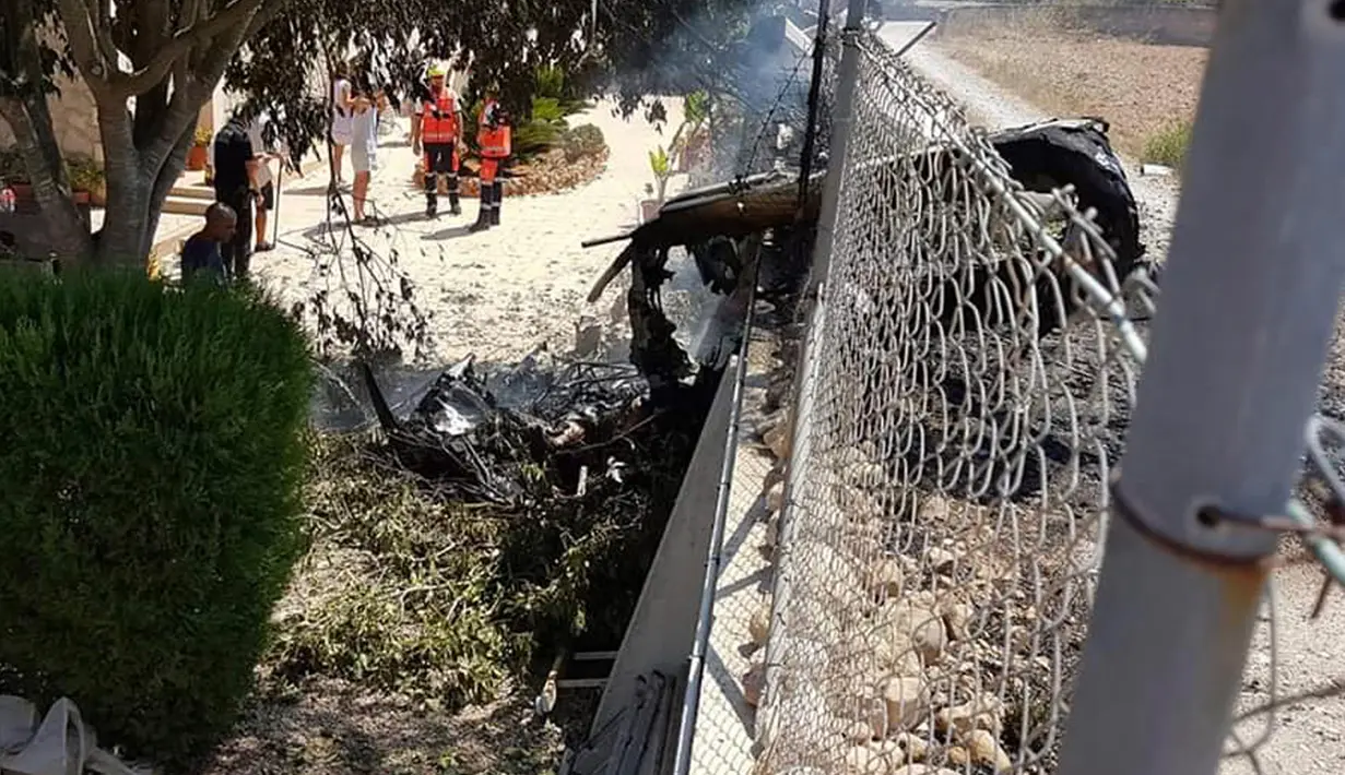 Puing-puing setelah sebuah helikopter dan pesawat kecil tabrakan di dekat Inca, Pulau Mallorca, Spanyol, Minggu (26/8/2019). Usai bertabrakan, pesawat dan helikopter jatuh ke lingkungan warga dan pesawat terbakar setelah mengenai tanah. (Incendios f.Baleares via AP)