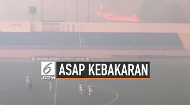 Laga sepak bola antara Atletico Acreano dan Luverdense terhenti karena muncul asap tebal yang berasal dari kebakaran di luar stadion. Pertandingan dihentikan selama 7 menit.