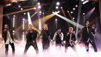 James Corden berduet dengan Backstreet Boys di dalam acaranya. Ia mengaku rindu akan boyband jaman dulu. (Foto: eonline.com)