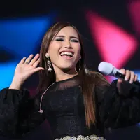 Ayu Ting Ting membuka Konser Raya 22 Tahun Indosiar dengan lagu Sambalado. Ibu satu anak itu terlihat cantik dengan gaun yang dikenakan. (Adrian Putra/Bintang.com)