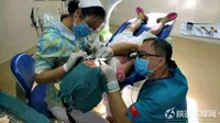 Seorang dokter gigi mendapatkan pujian karena tidak sungkan berlama-lama berlutut demi membedah pasiennya yang masih sangat muda.