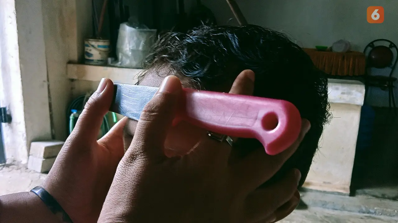 Bagi masyarakat Bugis-Makassar, pisau kerap dijadikan sarana mengobati benjolan pada dahi atau kepala (Liputan6.com/ Eka Hakim)