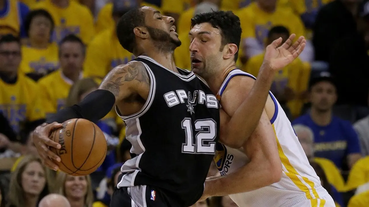 Center Golden State Warriors, Zaza Pachulia (kanan), terkena cedera pada gim kedua final Wilayah Barat playoffs NBA 2017 di ORACLE Center, Rabu (17/5/2017) siang WIB. (AP Photo/Jeff Chiu)