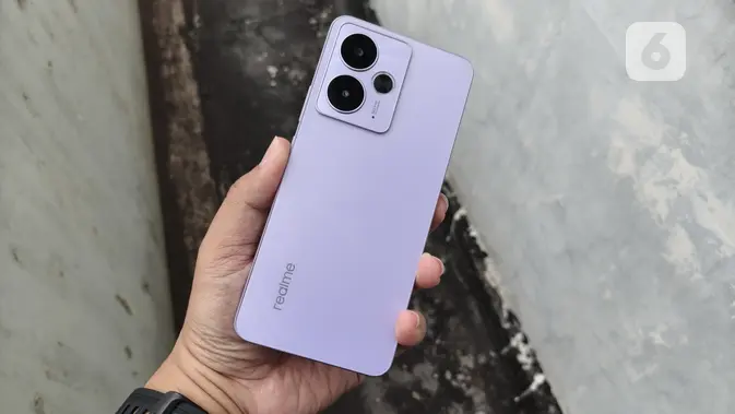 <p>Penampakan Realme 14T 5G yang baru saja meluncur di Indonesia. (Liputan6.com/Agustinus M. Damar)</p>