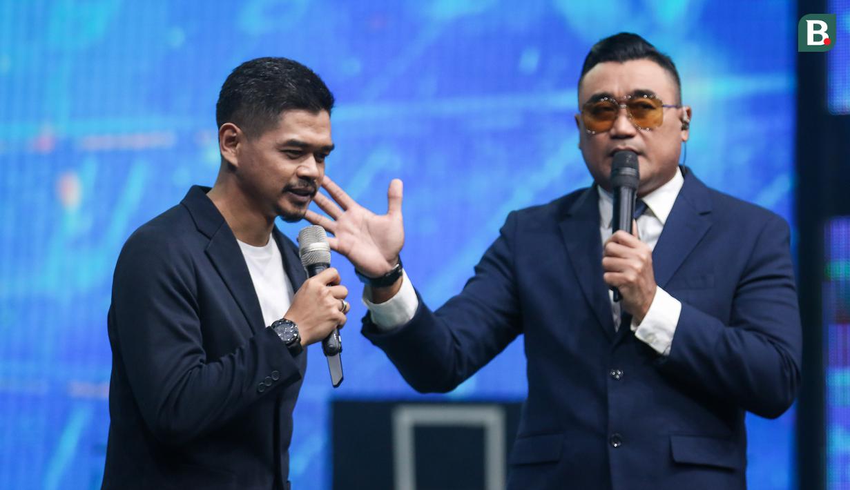 <p>Mantan pemain Persija Jakarta, Bambang Pamungkas (kiri) ikut menjadi host untuk memandu acara Konser Gila Bola 2022 bersama Irfan Hakim, Gilang Dirga, Rendra Soedjono, dan Edwin Setyadinata yang berlangsung di Studio 5 Indosiar, Daan Mogot, Jakarta, Kamis (17/11/2022). (Bola.com/Bagaskara Lazuardi)</p>