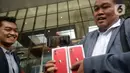 LSM MAKI menunjukkan iPhone 11 sebagai hadiah bagi yang memberikan informasi keberadaan Harun Masiku dan Nurhadi di Gedung KPK, Jakarta, Jumat (21/2/2020). Harun Masiku terkait dugaan suap penetapan anggota DPR Terpilih 2019-2024 dan Nurhadi kasus gratifikasi Rp 46 miliar. (merdeka.com/Dwi Narwoko)