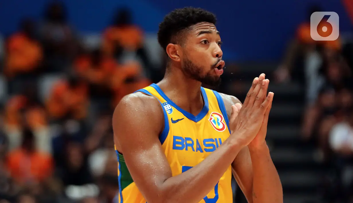 Pemain timnas basket Brasil, Bruno Caboclo saat melawan Spanyol pada penyisihan Grup G FIBA World Cup 2023 di Indonesia Arena, Gelora Bung Karno, Jakarta, Senin (28/8/2023). (Liputan6.com/Helmi Fithriansyah)