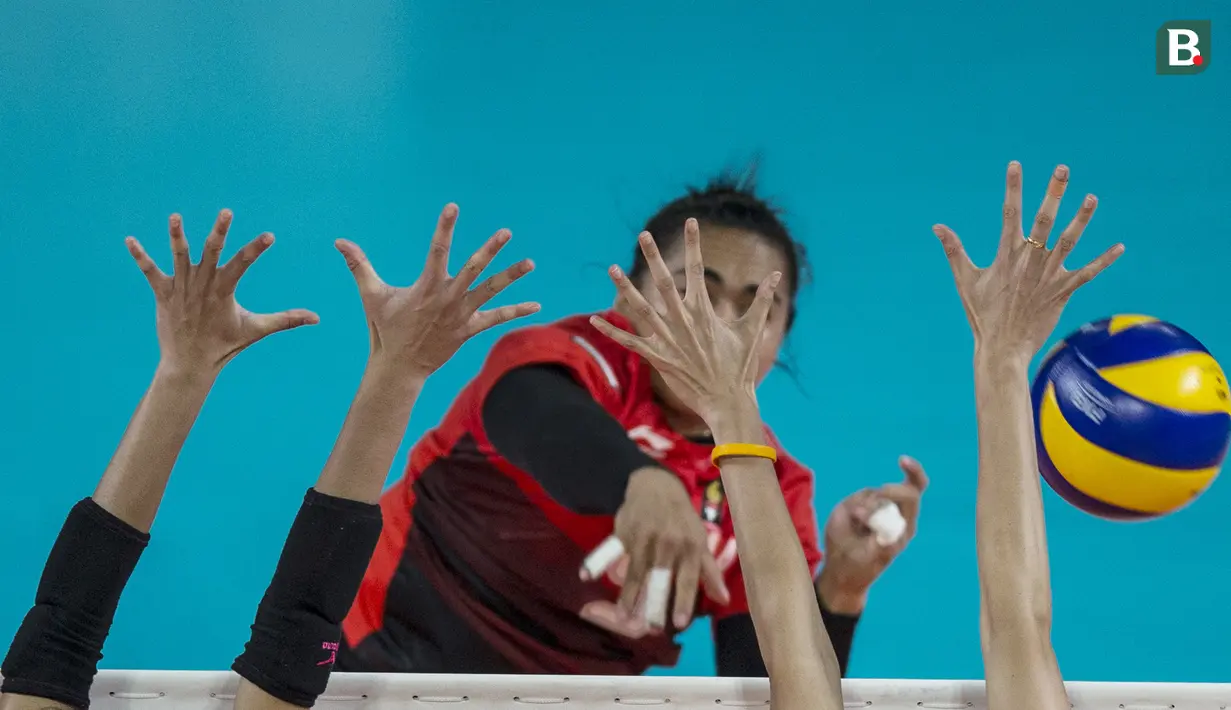 Pemain Voli Indonesia, Aprilia Santini Manganang, saat melawan Thailand pada laga Asian Games 2018 di Volley Indoor, GBK, Jakarta, Senin (27/8/2018). Indonesia kalah 1-3 dari Thailand. (Bola.com/Vitalis Yogi Trisna)