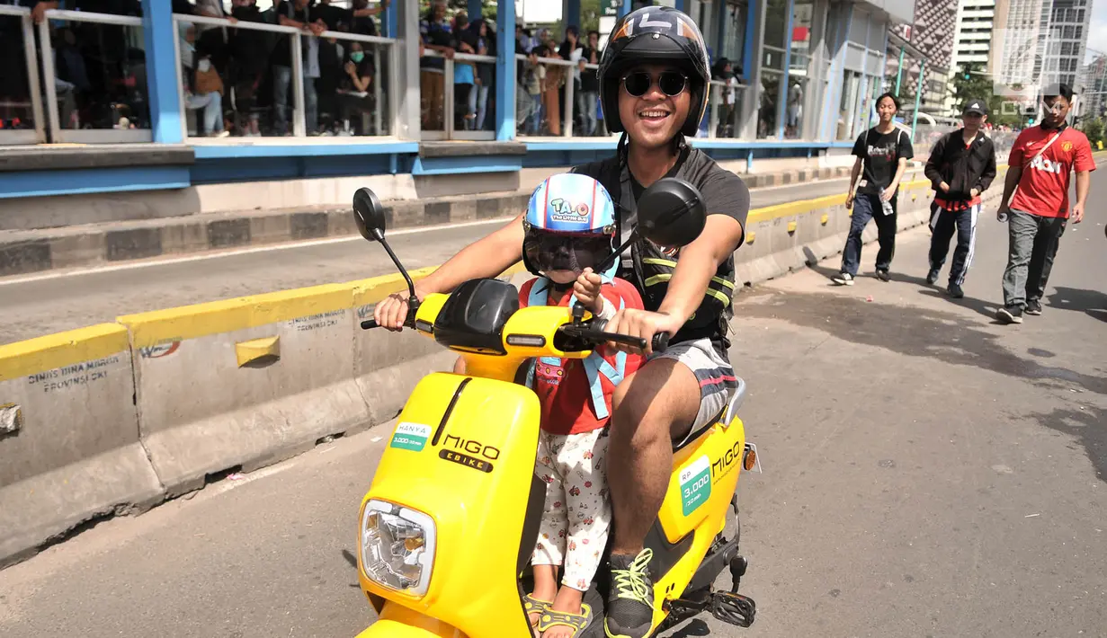 Warga mengendarai sepeda listrik Migo e-Bike berkeliling saat Car Free Day di kawasan Bundaran HI, Jakarta, Minggu (30/12). Migo diharapkan dapat menjadi solusi kemacetan dan mengurangi pencemaran udara. (Merdeka.com/Iqbal S. Nugroho)