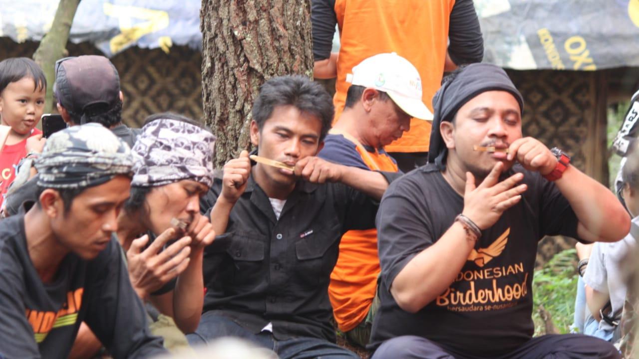 Kesenian karinding, salah satu seni kebudayaan sunda yang ikut dipentaskan dalam penghijauan hutan