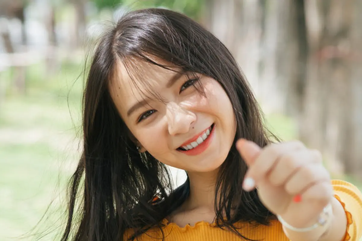 tersenyum bahagia cinta