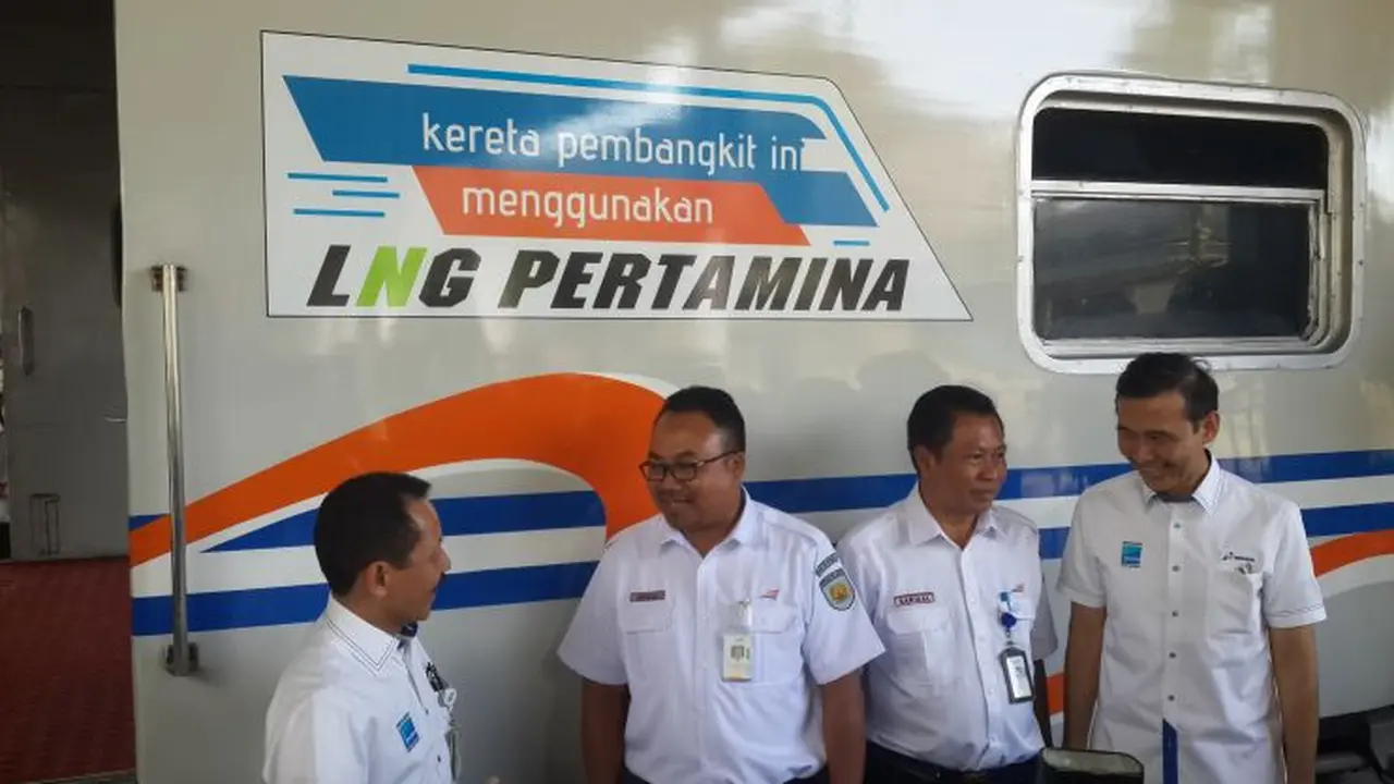 Uji coba penggunaan LNG untuk kereta pembangkit, di Stasiun Bandung, Jawa Barat, Selasa (20/12/2016). 