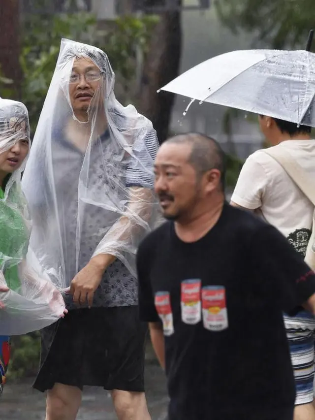 Topan Trami menghantam wilayah barat daya Jepang pada Minggu malam, 30 September 2018 (AP/Ryosuke Uematsu)