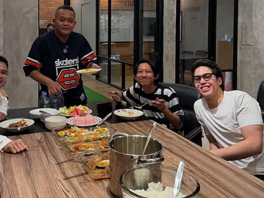 Di bulan Ramadhan tahun ini, Raffi Ahmad yang memutuskan istirahat dan tak membuat acara sendiri, rupanya tetap aktif dengan bersafari saat sahur. Meski tak setiap hari, Raffi terlihat beberapa menghabiskan waktu sahur dengan rekan artis. (Liputan6.com/IG/@raffinagita1717)