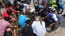 Sejumlah warga memadati lokasi tempat ditemukannya batu yang diduga jenis Giok di Kawasan Tomang, Jakarta, Sabtu, (9/5/2015). (Liputan6.com/Andrian M Tunay)