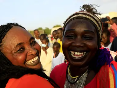 Warga Sudan menghadiri upacara perayaan setelah kedatangan perwakilan pemerintah Sudan dan kelompok bersenjata yang menandatangani kesepakatan perdamaian final di Juba, untuk mengakhiri konflik bersenjata di antara mereka, di Khartoum, Sudan, pada 8 Oktober 2020. (Xinhua/Mohamed Khidir)