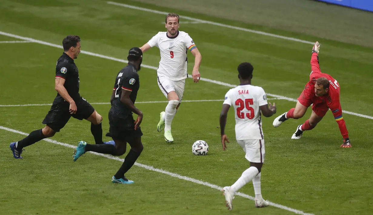 Menit ke-45, Kane mendapatkan bola liar di dalam kotak penalti, tapi sentuhan pertamanya buruk. Mats Hummels segera menekel bola untuk menghentikan ancaman Kane. (Foto: AP/Pool/Matthew Childs)