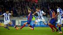 Striker Barcelona, Lionel Messi, berusaha melewati hadangan pemain Real Sociedad pada pekan ke-13 La Liga Spanyol di Estadio Municipal de Anoeta, Minggu (27/11/2016). (Reuters/Vincent West)