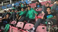 Pemain Timnas Indonesia U-19 menonton laga final Piala AFF U-18 2017 antara Thailand versus Malaysia. (Bola.com/Aning Jati)