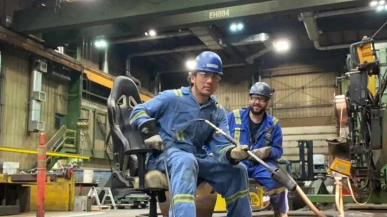 Tengku Firmansyah kini pakai helm biru. (credit:instagram.com/cindyfatikasari18)