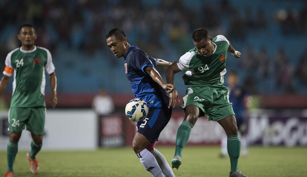 Pemain PBFC, Febri Setiyadi, berebut bola dengan pemain PS TNI, Manahati Lestusen pada laga Piala Jenderal Sudirman di Gelora Delta Sidoarjo, Jawa Timur, Rabu (18/11/2015). (Bola.com/Vitalis Yogi Trisna)