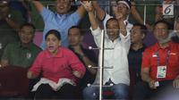 Ibu Negara, Iriana Joko Widodo (kiri depan) saat menyaksikan laga final bulutangkis beregu putra Asian Games 2018 antara Indonesia melawan China di Istora Kompleks GBK, Jakarta, Rabu (22/8). Indonesia kalah 1-3. (Liputan6.com/Helmi Fithriansyah)