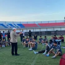 Presiden klub Madura United, Achsanul Qosasi punya cara unik untuk memompa semangat pemain jelang laga pembuka BRI Super League di Gelora Ratu Pamellingan, Pamekasan, kemarin (6/8/2025) sore. (Bola.com/Wahyu Pratama)