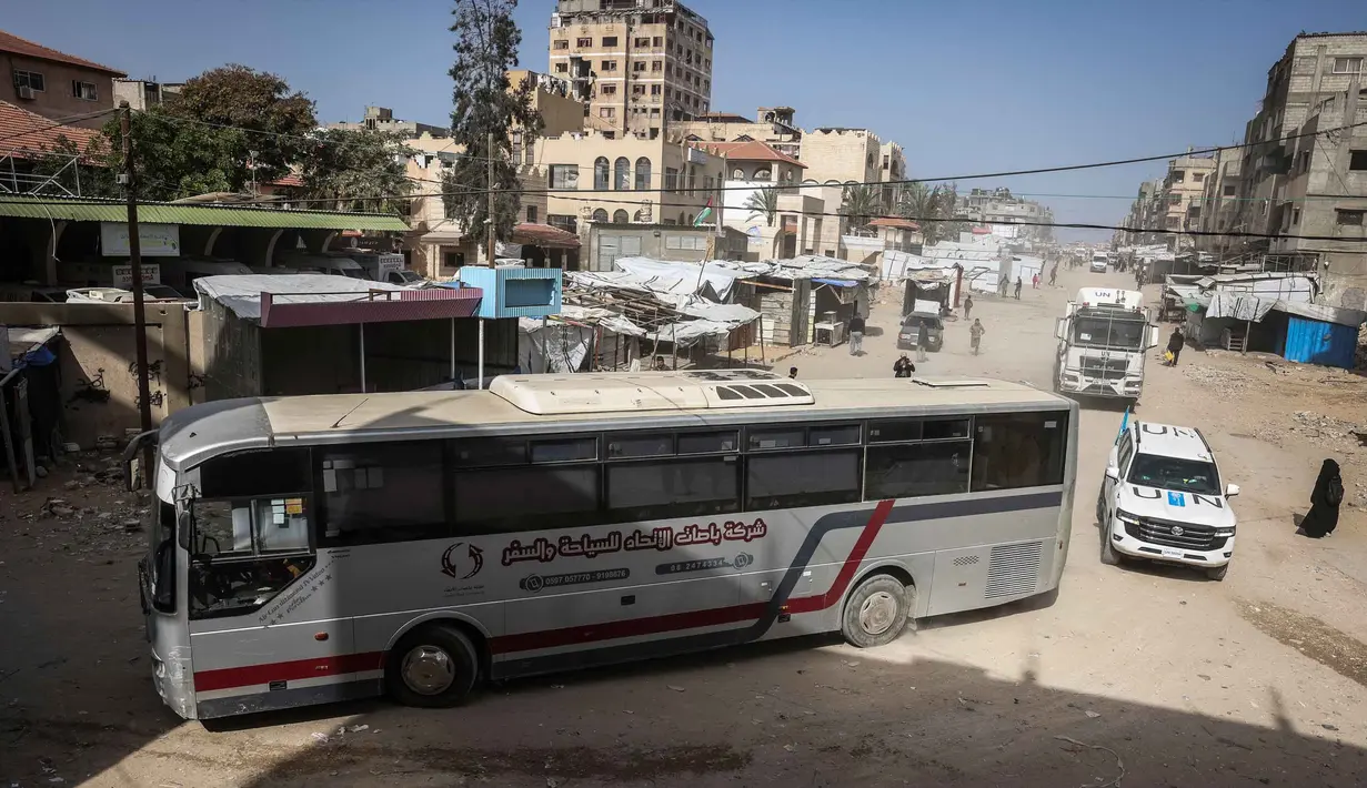 Meski telah kembali dibuka, proses penyeberangan tetap sangat ketat. Israel dilaporkan melakukan pemeriksaan keamanan penuh terhadap setiap individu yang melintas. Tampak dalam foto, konvoi yang mengangkut warga Palestina menuju penyeberangan perbatasan Rafah dengan Mesir setelah dibuka untuk pertama kalinya sejak perang AS-Israel dengan Iran dimulai, di Khan Yunis pada 19 Maret 2026. (Bashar TALEB/AFP)