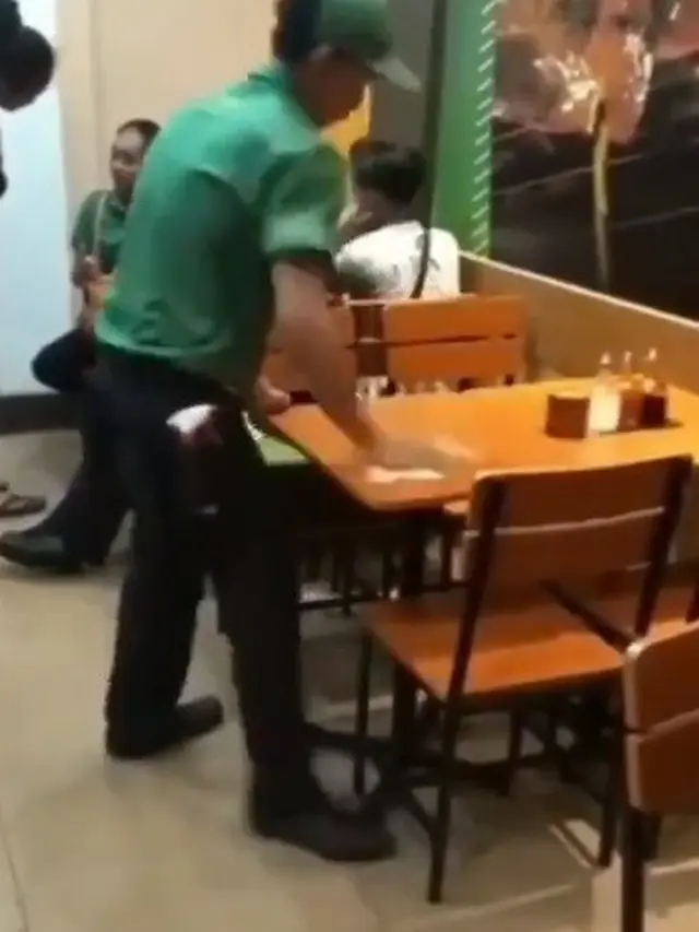 aksi karyawan resto bersihkan meja viral