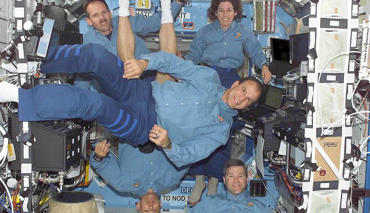 Sejumlah Astronot berpose  di Stasiun Luar Angkasa Internasional Destiny laboratorium, (4/13/2002). Stasiun Luar Angkasa Internasional merayakan hari jadinya ke-15 pada 2 November sejak dihuni oleh manusia. (REUTERS/NASA)