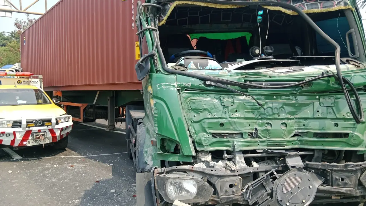 Kecelakaan beruntun yang melibatkan enam kendaraan terjadi di ruas Tol Jakarta Outer Ring Road (JORR) Kilometer 54+600 arah Cakung.