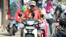 Pengendara motor tidak mengenakan masker masuk ke Pasar Bukit di Tangerang Selatan, Banten, Rabu (22/7/2020). Warga masih tidak peduli kesehatan dirinya sendiri dan orang lain, tentang bahayanya penyeberan virus corona (COVID-19) yang terus meningkat di Indonesia. (merdeka.com/Dwi Narwoko)