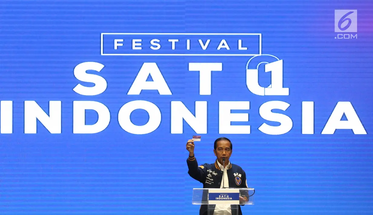 Calon Presiden petahana Joko Widodo saat memberikan pidato politiknya pada acara Festival Satu Indonesia di Istora Senayan, Jakarta, Minggu (10/3). Pada pidatonya Jokowi mengenalkan kartu prakerja bila terpilih. (Liputan6.com/Johan Tallo)