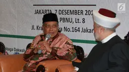 Ketum PBNU KH Said Aqil Siradj (kiri) dan Ketua Jabhat Al A'mal Islami Lebanon Syekh Zuhair Juaid saat memberi paparan dalam seminar internasional di Jakarta, Jumat (7/12). Seminar ini digelar oleh PBNU. (Liputan6.com/Herman Zakharia)