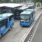Bus Transjakarta antre saat melintasi Shelter Harmoni, Jakarta, Kamis (5/11/2020). PT Transportasi Jakarta (Transjakarta) menargetkan di tahun 2030 seluruh armada merupakan bus listrik. Diharapkan total bus listrik mencapai 12.120 unit diakhir tahun 2030. (Liputan6.com/Immanuel Antonius)