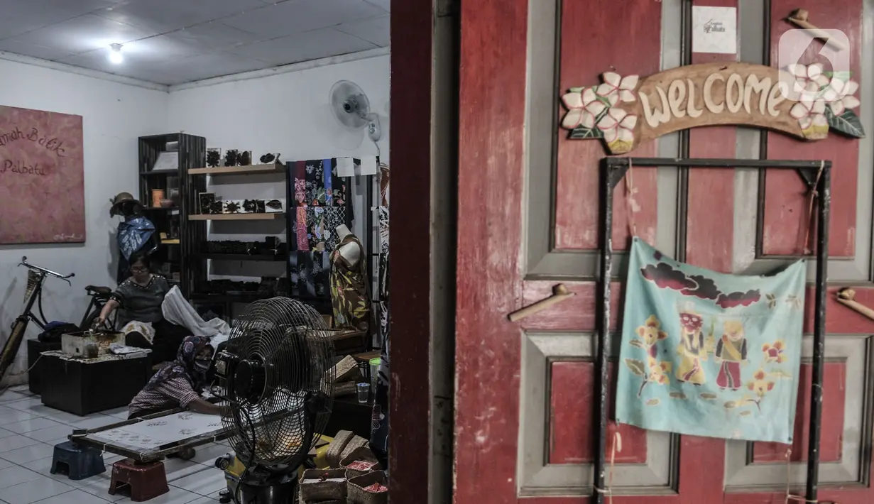 Perajin menyelesaikan pembuatan batik edisi Jakarta Terkini di Rumah Batik Palbatu, Kamis (15/10/2020). Kain batik Jakarta Terkini bergambar virus Covid-19 dipadukan ikon-ikon Ibu Kota seperti Monas, Tanjidor, dan ondel-ondel dibanderol Rp250 ribu - Rp350 ribu per buah. (merdeka.com/Iqbal Nugroho)