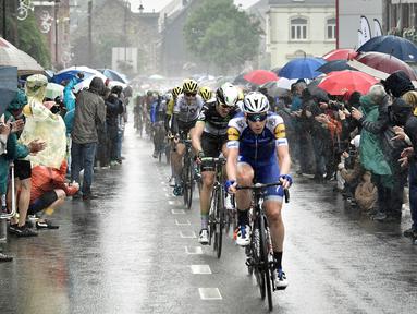 Para pebalap memacu sepedanya saat stage kedua balapan Tour de France di Leige, Belgia, Minggu (2/7/2017). Stage kedua menempuh kota Dusseldorf, Jerman hingga Leige, Belgia yang berjarak 203,5 kilometer. (AFP/Philippe Lopez) 