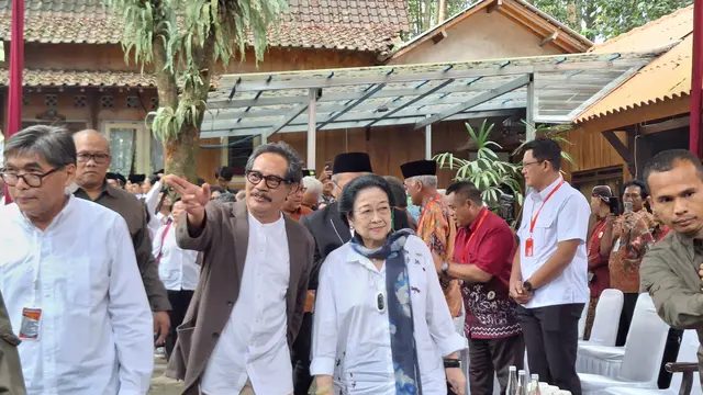 Ketua Dewan Pengarah Badan Pembinaan Ideologi Pancasila (BPIP) sekaligus Presiden kelima RI Megawati Soekarnoputri menghadiri acara peresmian patung Bung Karno di Omah Petroek, Wonorejo, Yogyakarta, Rabu (23/8/2023). (Liputan6.com/Lizsa Egaham)