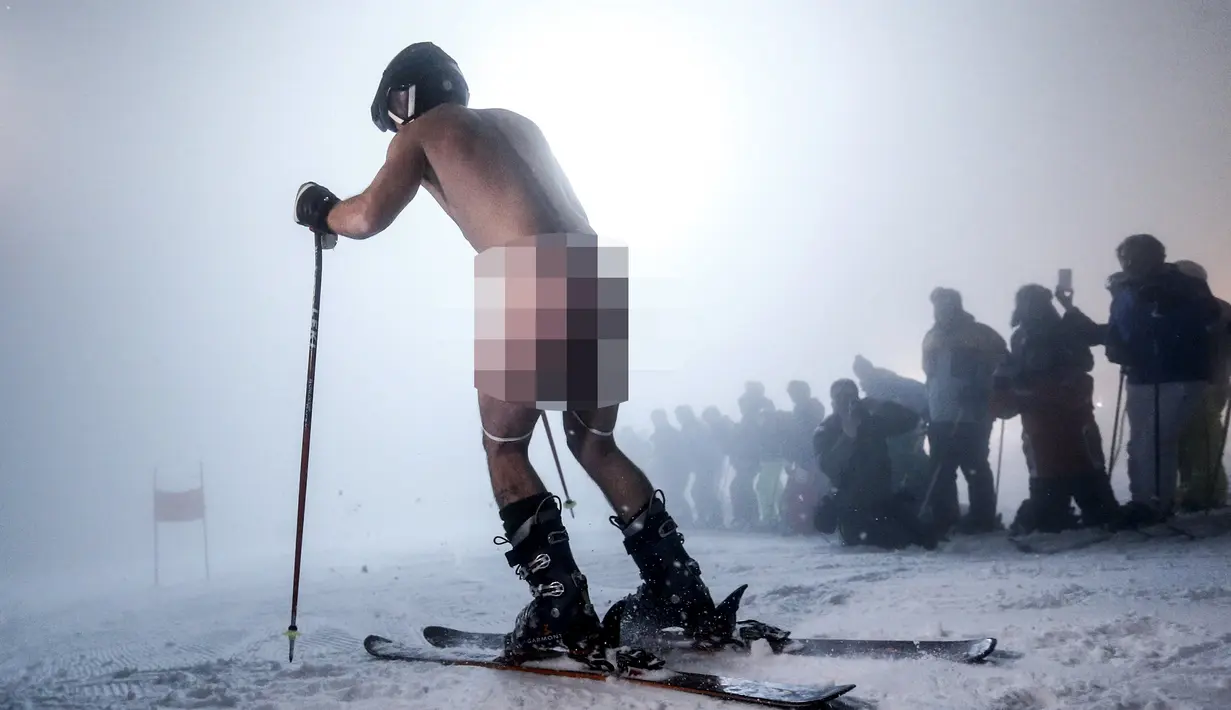 Peserta pria beraksi di "Naked Slalom Ski Race" di resor ski Steinach am Brenner, Austria, Sabtu (12/3/2016). Dalam pertandingan ini, setiap peserta diwajibkan menanggalkan busananya dan hanya memakai kain nomor saja. (Reuters/Dominic Ebenbichler)