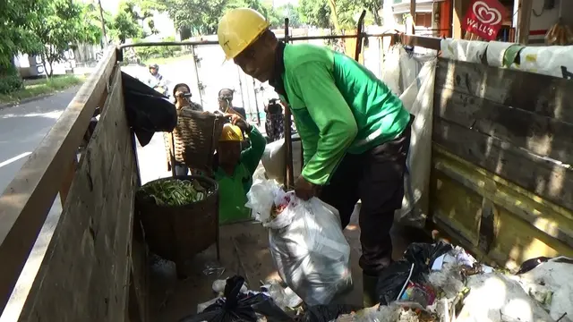 Polisi Tulungagung Jadi Tukang Angkut Sampah Warga